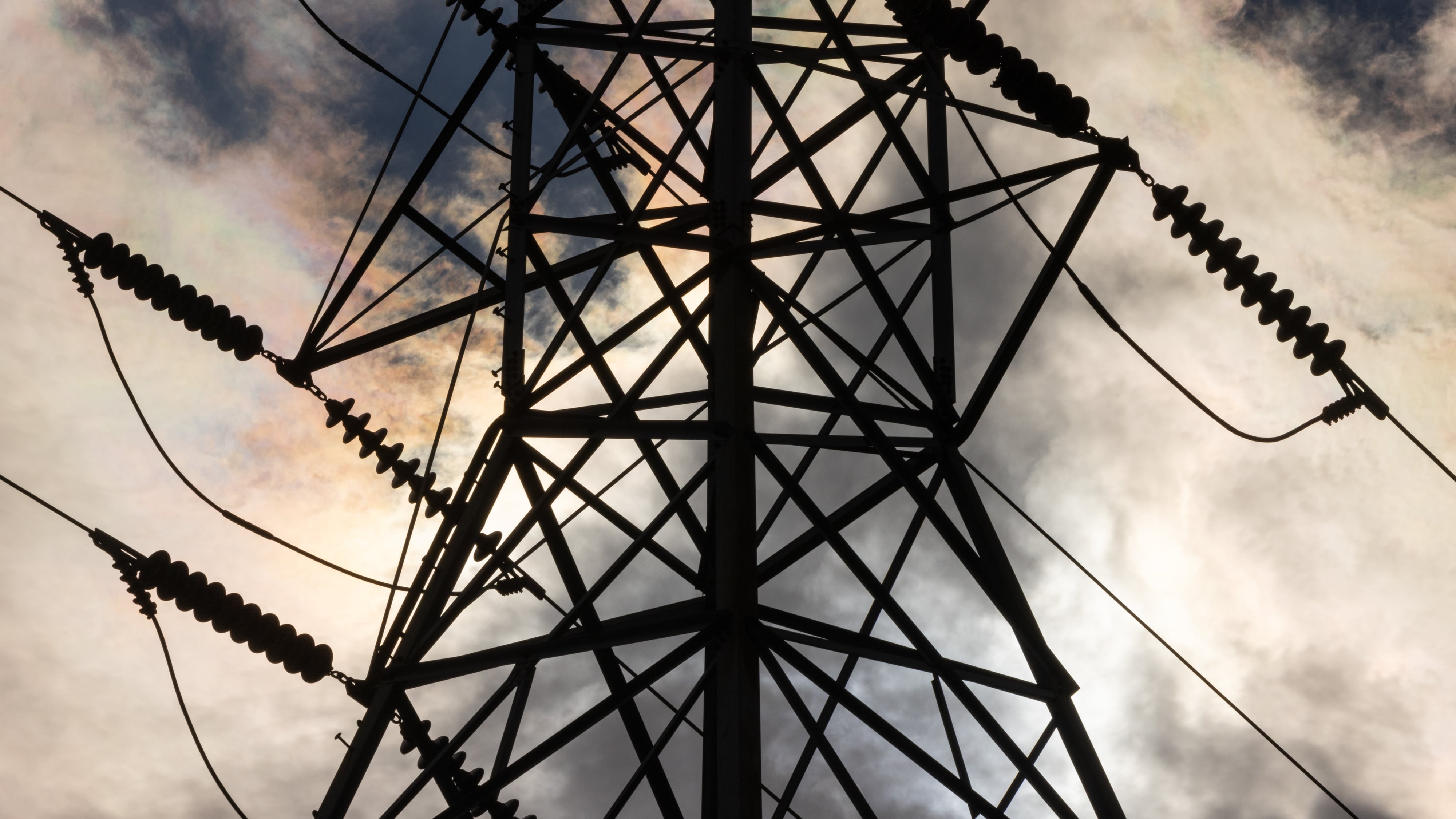 The sun behind power transmission lines during high temperatures in Columbia, South Carolina, US, on Monday, July 28, 2025. Nearly half the US will wilt under hot, sticky conditions through the bulk of the week as temperatures and humidity soar from Chicago to New York City and New Orleans, boosting power demand and raising health risks. Photographer: Sam Wolfe/Bloomberg