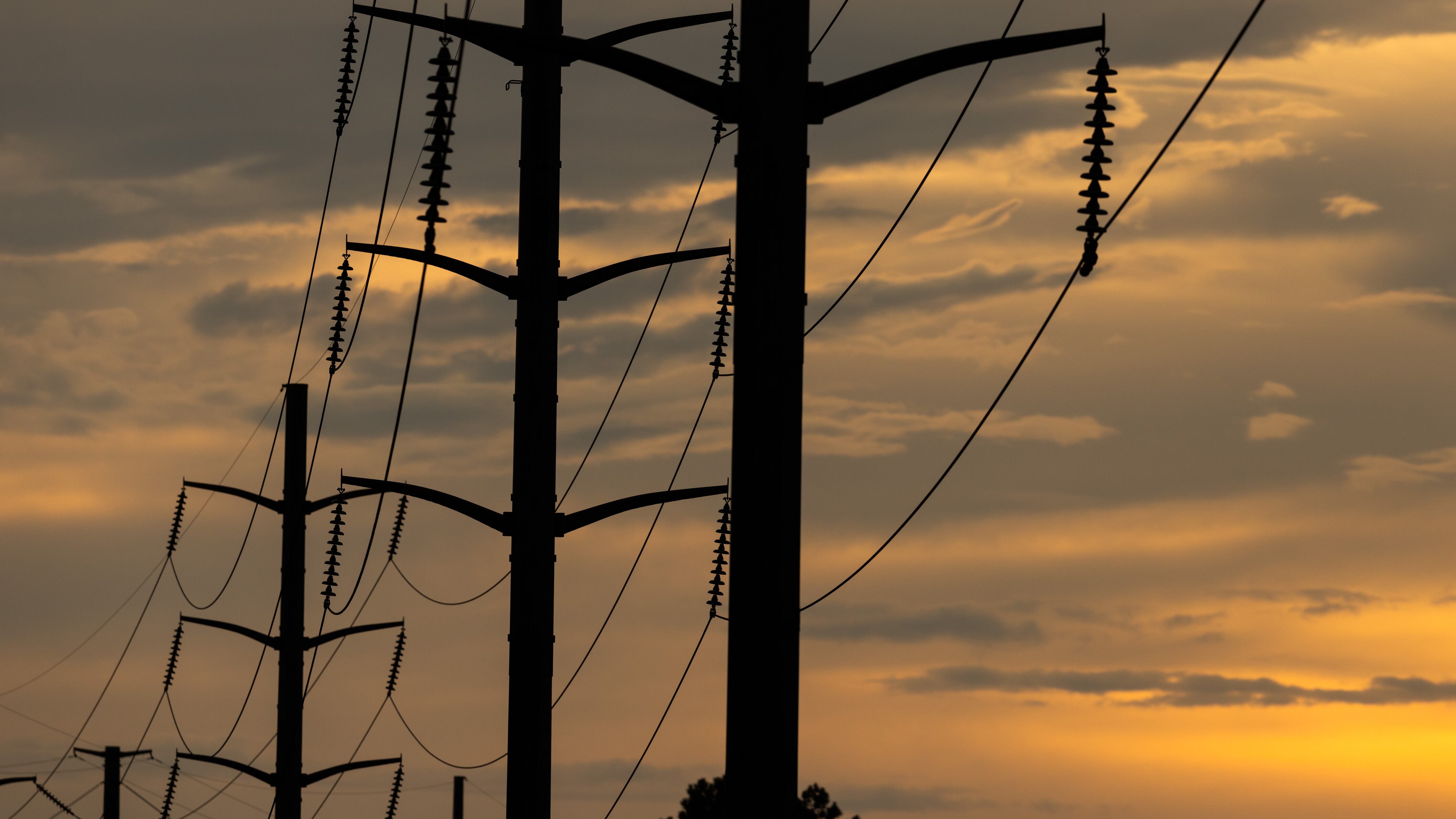 The sun sets behind utility lines during high temperatures in Columbia, South Carolina, US, on Monday, July 28, 2025. Nearly half the US will wilt under hot, sticky conditions through the bulk of the week as temperatures and humidity soar from Chicago to New York City and New Orleans, boosting power demand and raising health risks. Photographer: Sam Wolfe/Bloomberg
